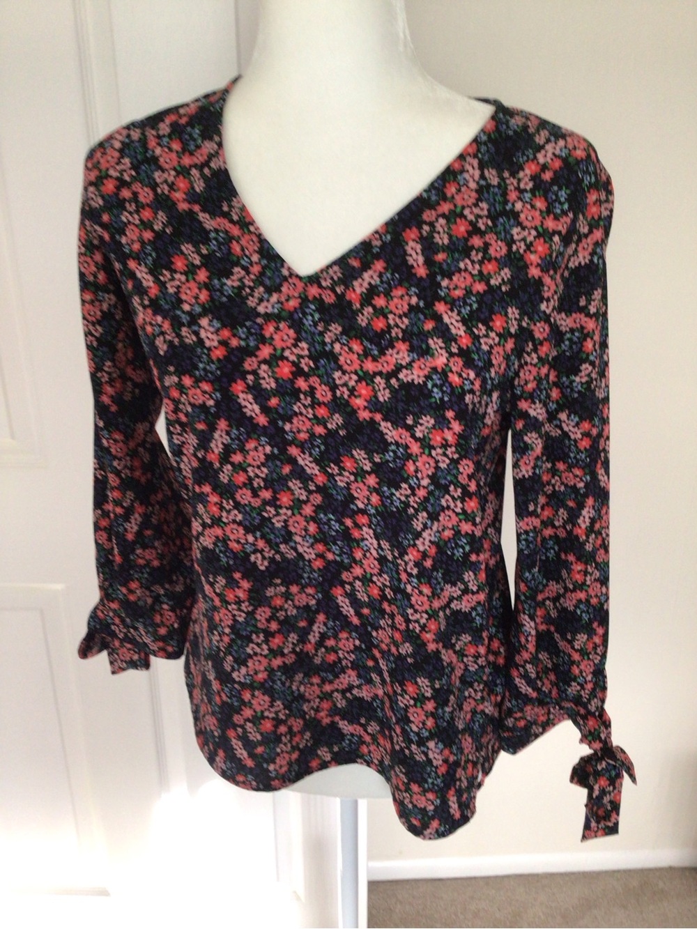BUNDLE OF “6” TOPS- FLORALS,PAISLEY, CHECKED— SIZE XSM - Picture 13 of 14